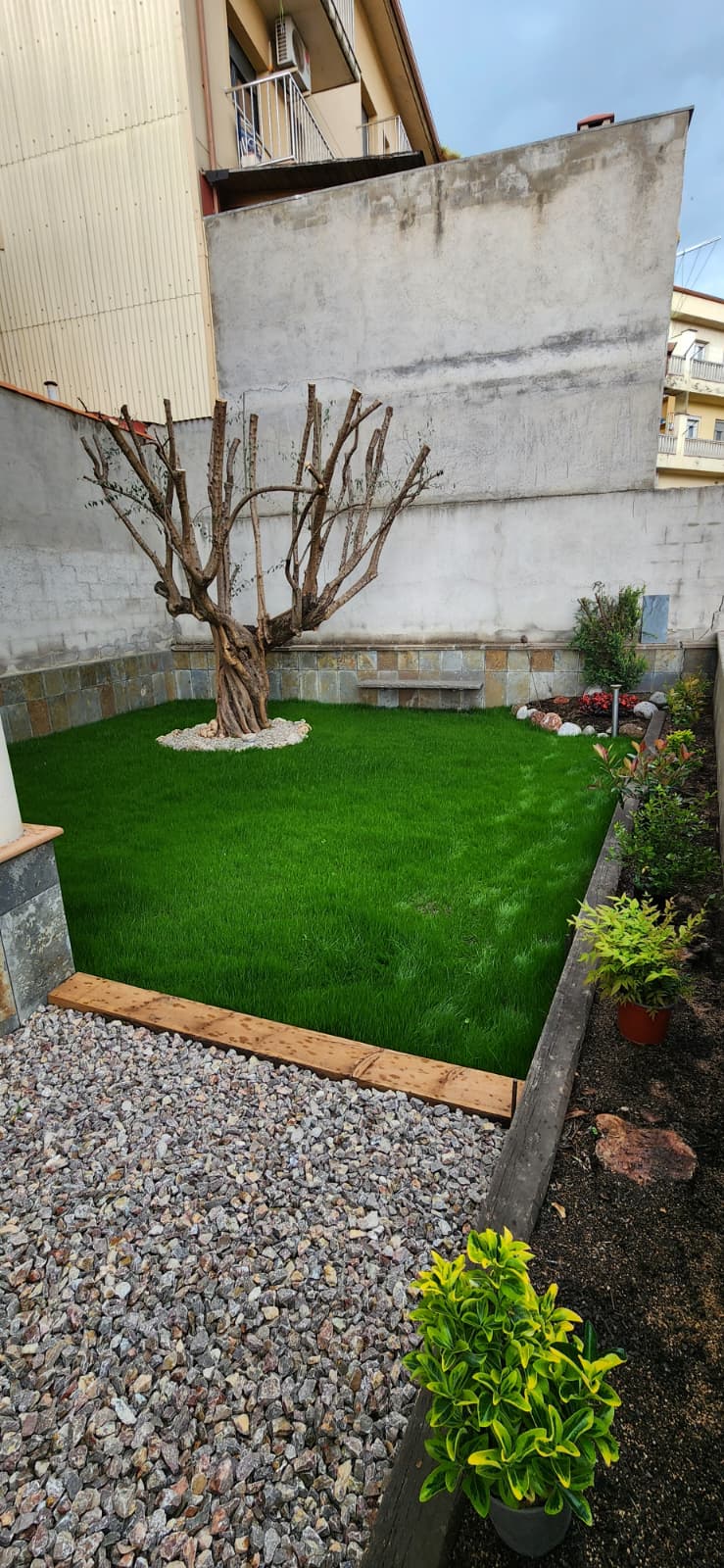 Disseny de jardí amb gespa artificial i grava a Vic