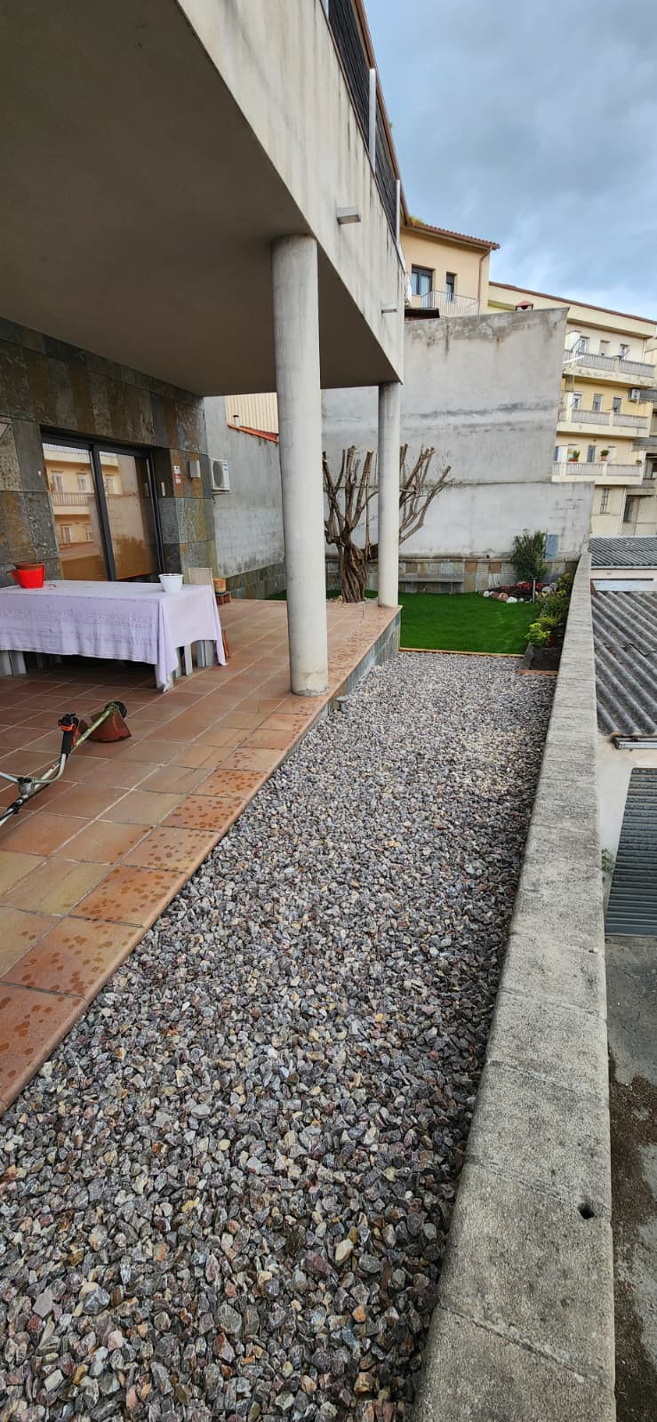 Disseny d'espai exterior amb grava decorativa